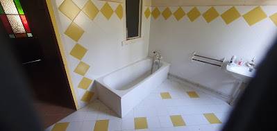 salle de bain avec baignoire carrelé